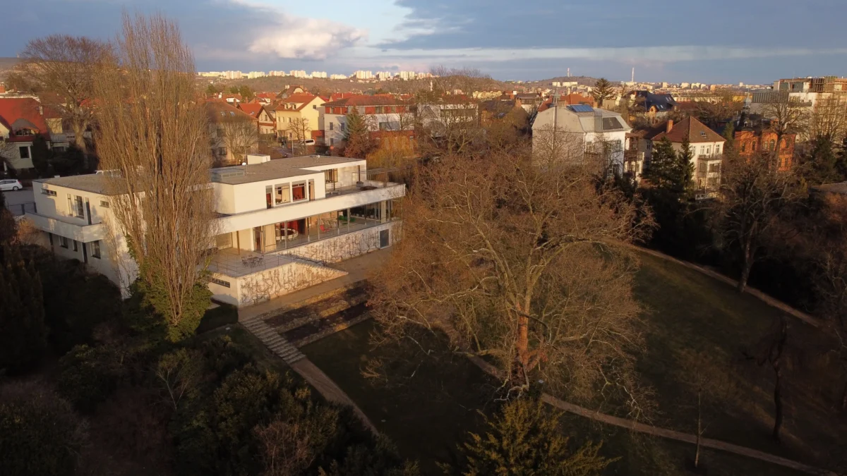 shutterstock_2668175395 | TVGURU.cz Magazín ocenil především pro Brno tak typická místa, jako je třeba vila Tugendhat