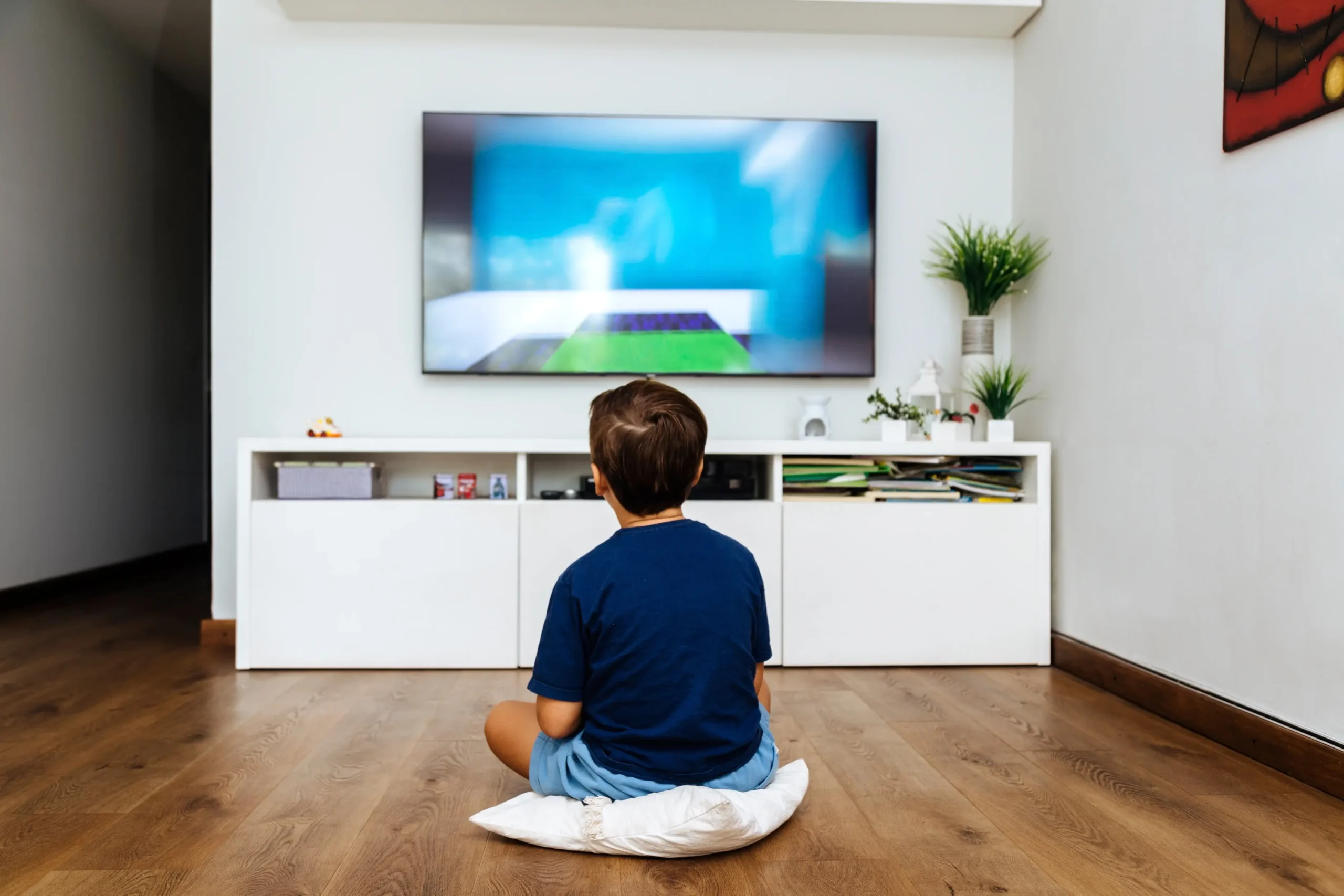 shutterstock_2425542235-2 | TVGURU.cz Dítě sleduje pohádku v televizi.