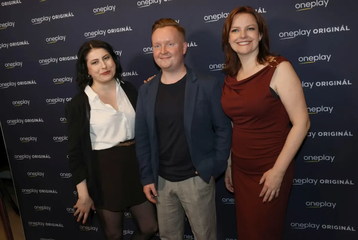 Ne vždy se lovcům podaří nad soutěžícími vyhrát. Zdroj: Profimedia | TVGURU.cz Dvě ženy a uprostřed muž