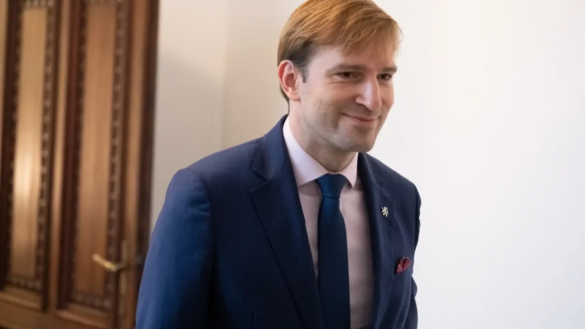 Muž v saku a košili s kravatou