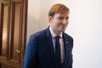 Muž v saku a košili s kravatou