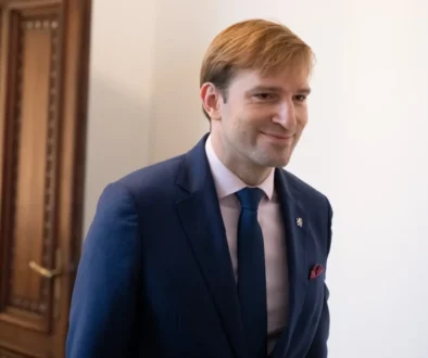 Muž v saku a košili s kravatou