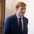 Muž v saku a košili s kravatou