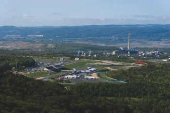 Letecký pohled na severočeské město a autodrom obklopený zelenými lesy