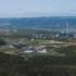 Letecký pohled na severočeské město a autodrom obklopený zelenými lesy