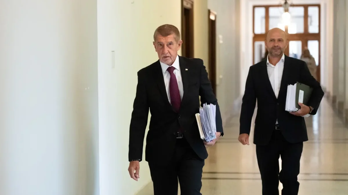 Andrej Babiš kráčí před mužem.