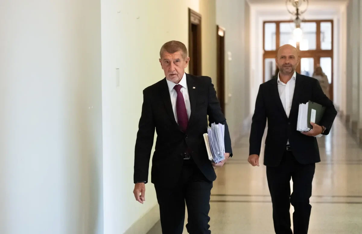 Andrej Babiš kráčí před mužem.