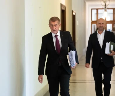 Andrej Babiš kráčí před mužem.