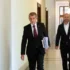 Andrej Babiš kráčí před mužem.