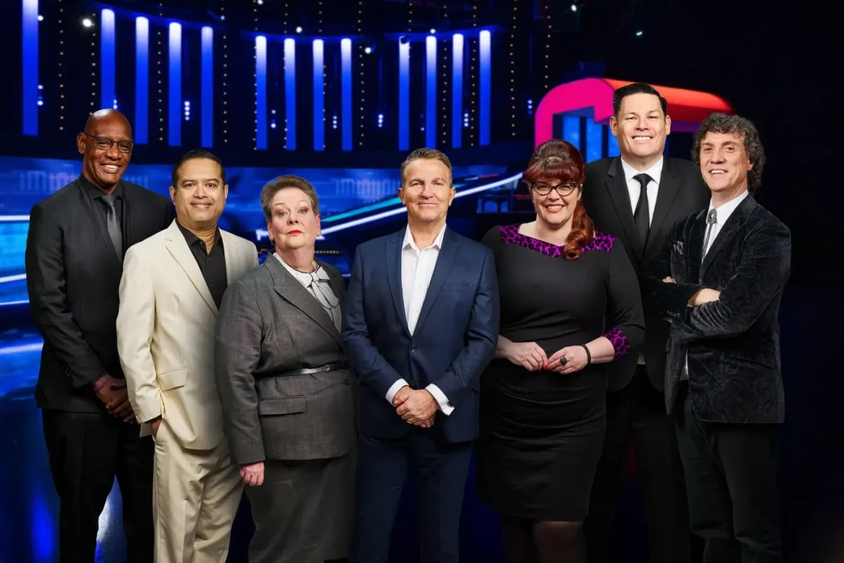 Soutěž Na lovu vznikla pode britské verze. Zdroj: Profimedia | TVGURU.cz Lovci a moderátor ze soutěže The Chase