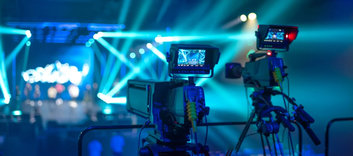 Během soutěže se občas někdo psychicky sesype. Zdroj: Shutterstock | TVGURU.cz Kamery a modře nasvětlené podium.