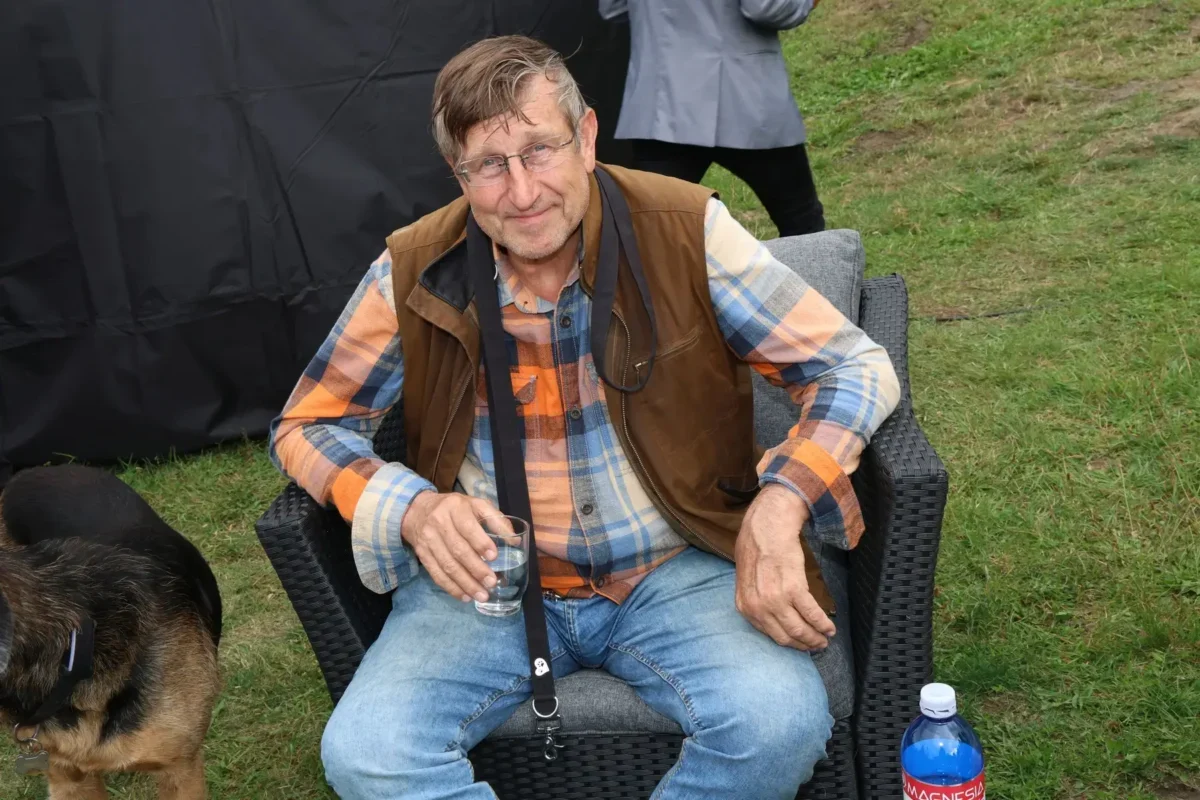 Václav Vydra sedí na židli.