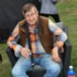Václav Vydra sedí na židli.