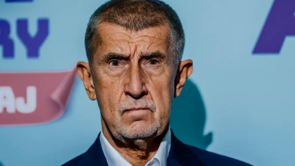 Andrej Babiš se tváří vážně.