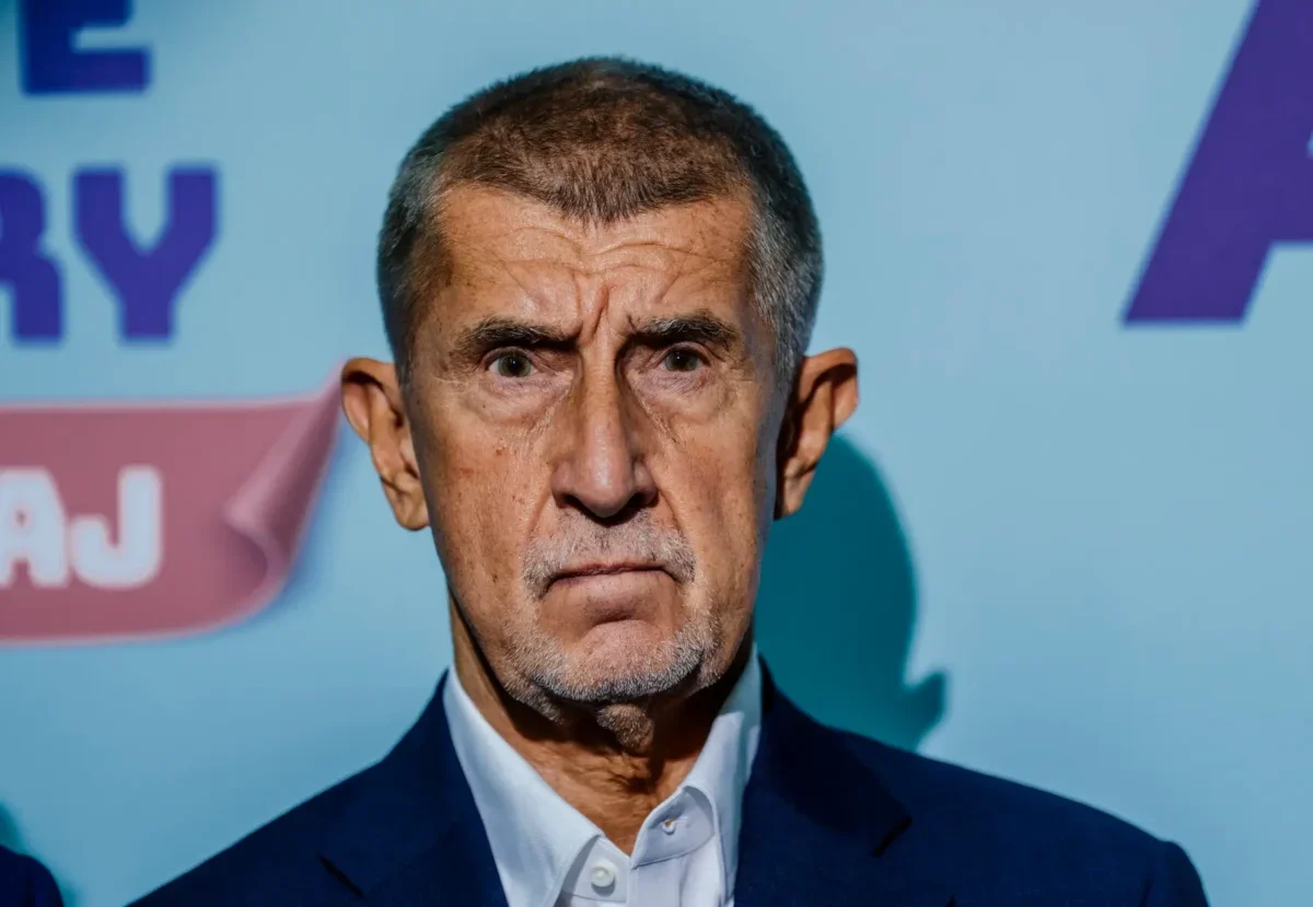Andrej Babiš se tváří vážně.