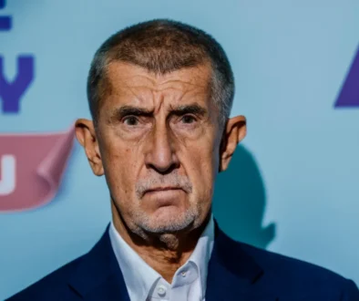 Andrej Babiš se tváří vážně.