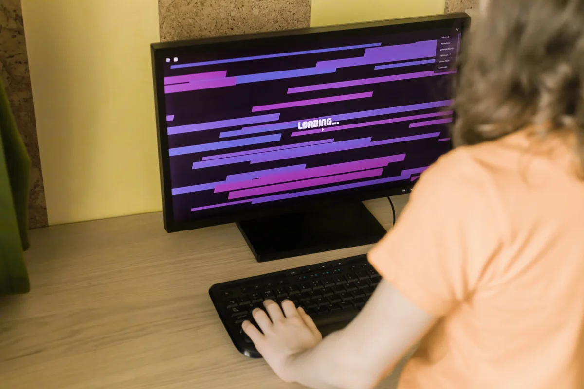 shutterstock_1874514070-2 | TVGURU.cz Holčička stojí před monitorem.