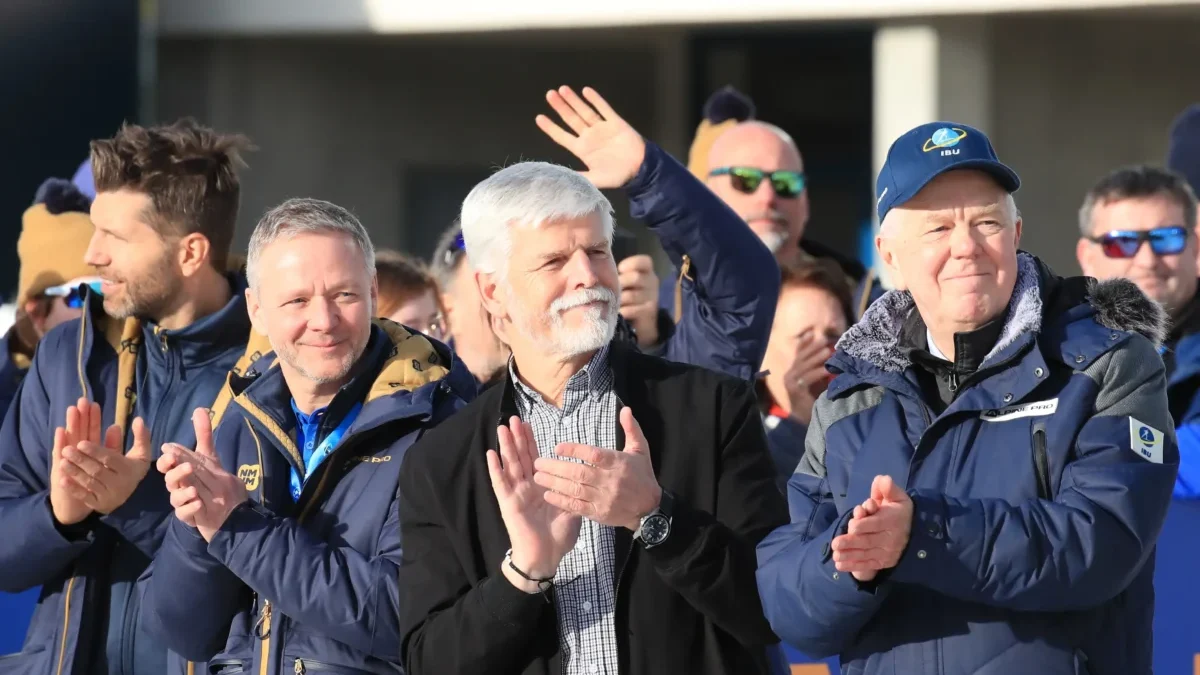 Petr Pavel stojí mezi lidmi.