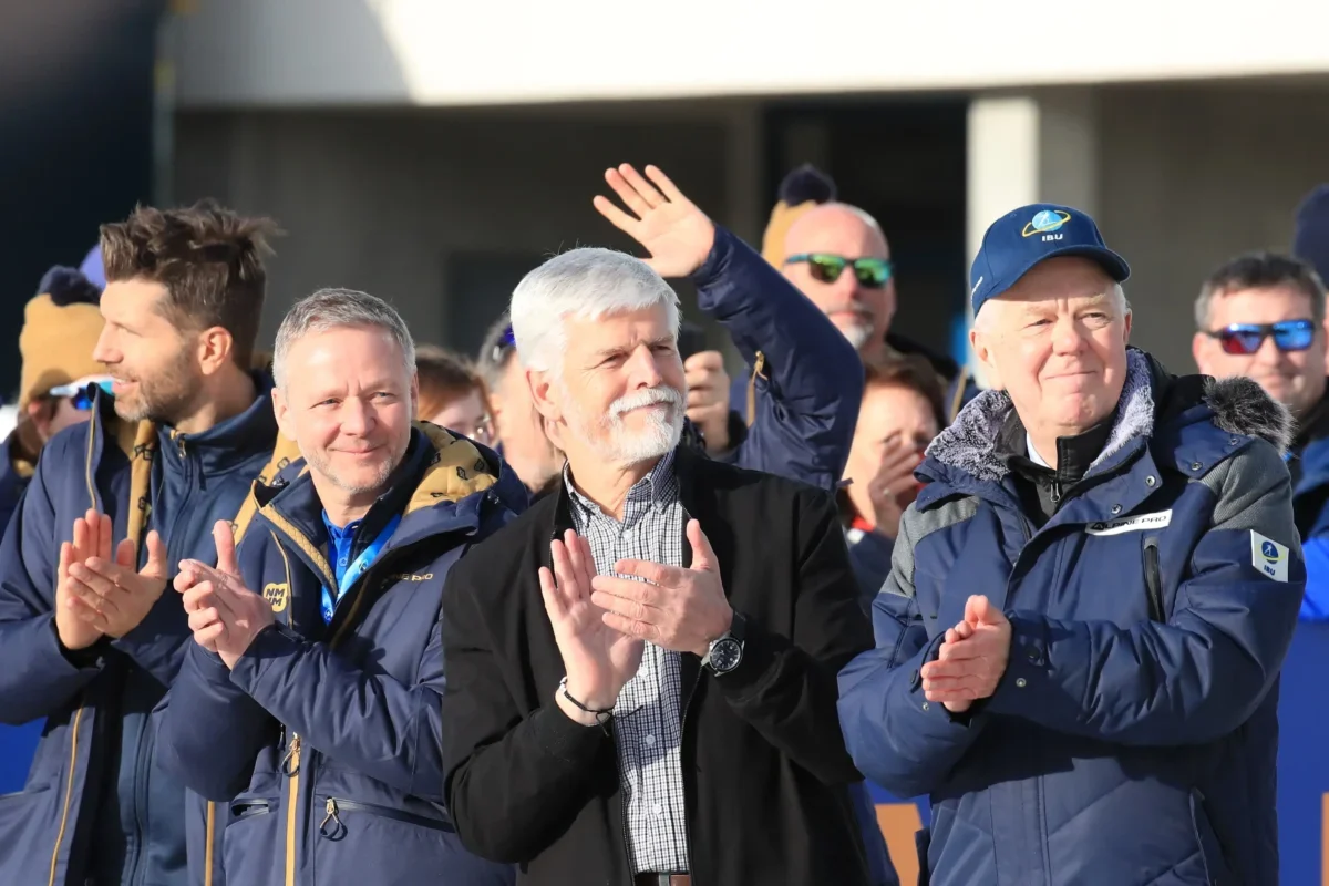 Petr Pavel stojí mezi lidmi.
