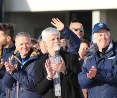 Petr Pavel stojí mezi lidmi.
