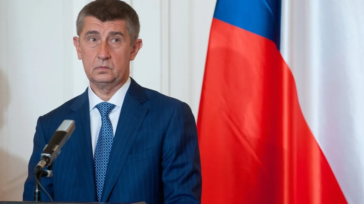 Andrej Babiš v pozadí s vlajkou České republiky