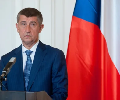 Andrej Babiš v pozadí s vlajkou České republiky