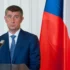 Andrej Babiš v pozadí s vlajkou České republiky