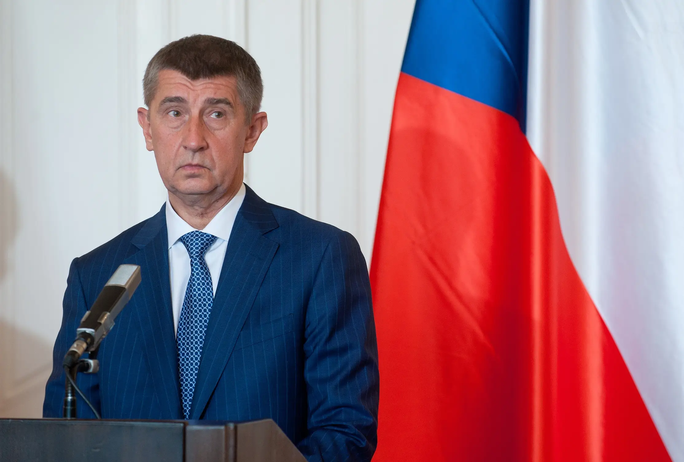 Andrej Babiš v pozadí s vlajkou České republiky