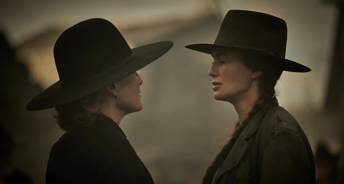 Lena Headeyová a Gillian Andersonová v seriálu Opuštění, zdroj: Netflix | TVGURU.cz Gillian Andersonová a Lena Headeyová v seriálu Opuštění