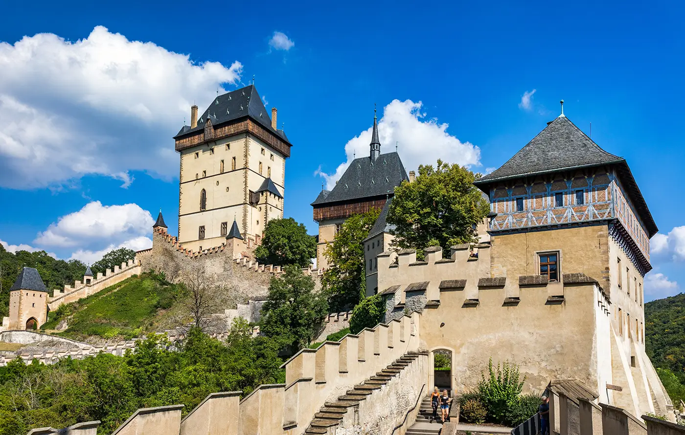 shutterstock_2199738709 | TVGURU.cz Český hrad ve Středočeském kraji za jasného slunečného dne