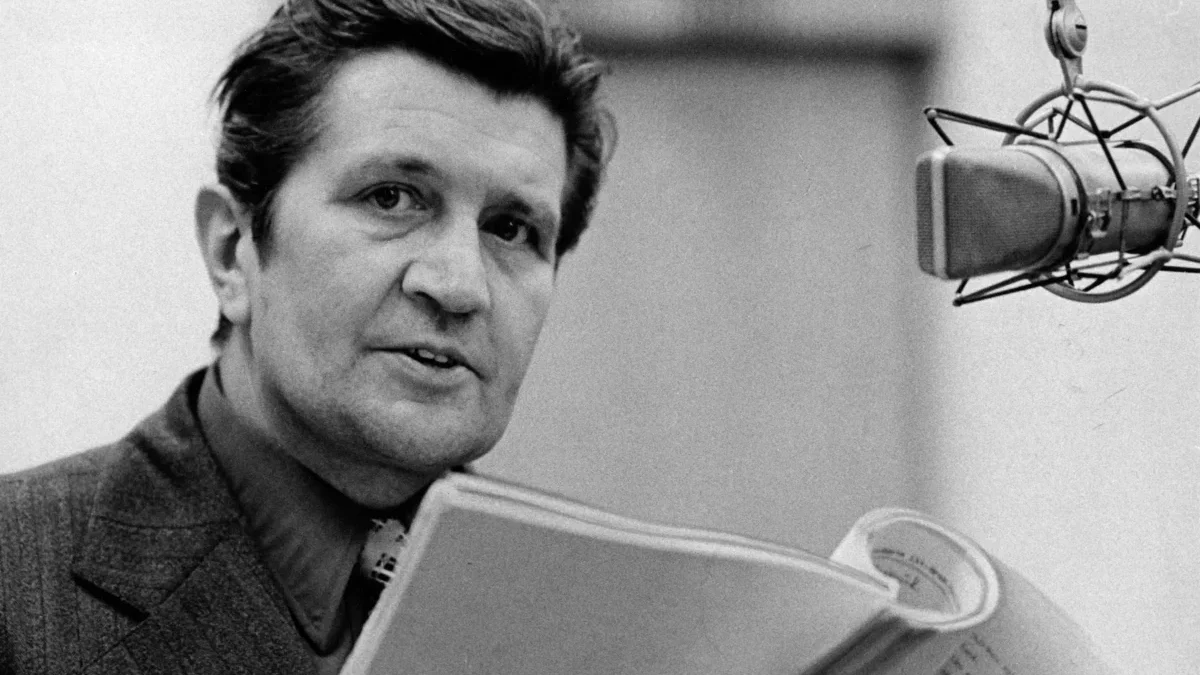 František Vicena stojí u mikrofonu.