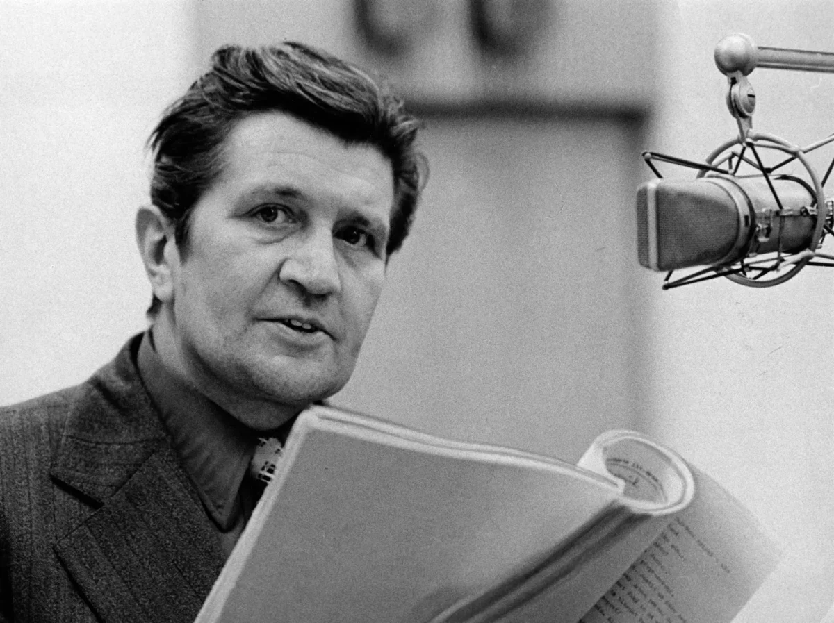 František Vicena stojí u mikrofonu.
