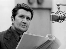 František Vicena stojí u mikrofonu.