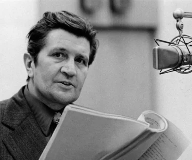 František Vicena stojí u mikrofonu.