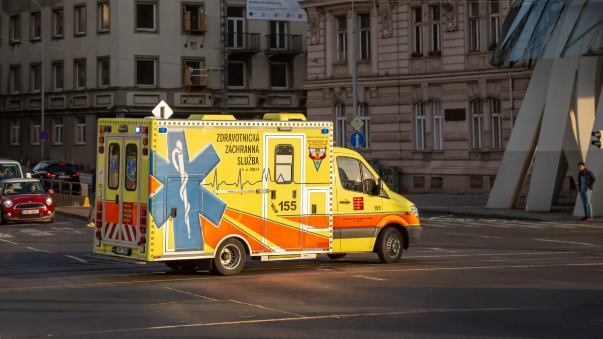 Sanitka na silnici