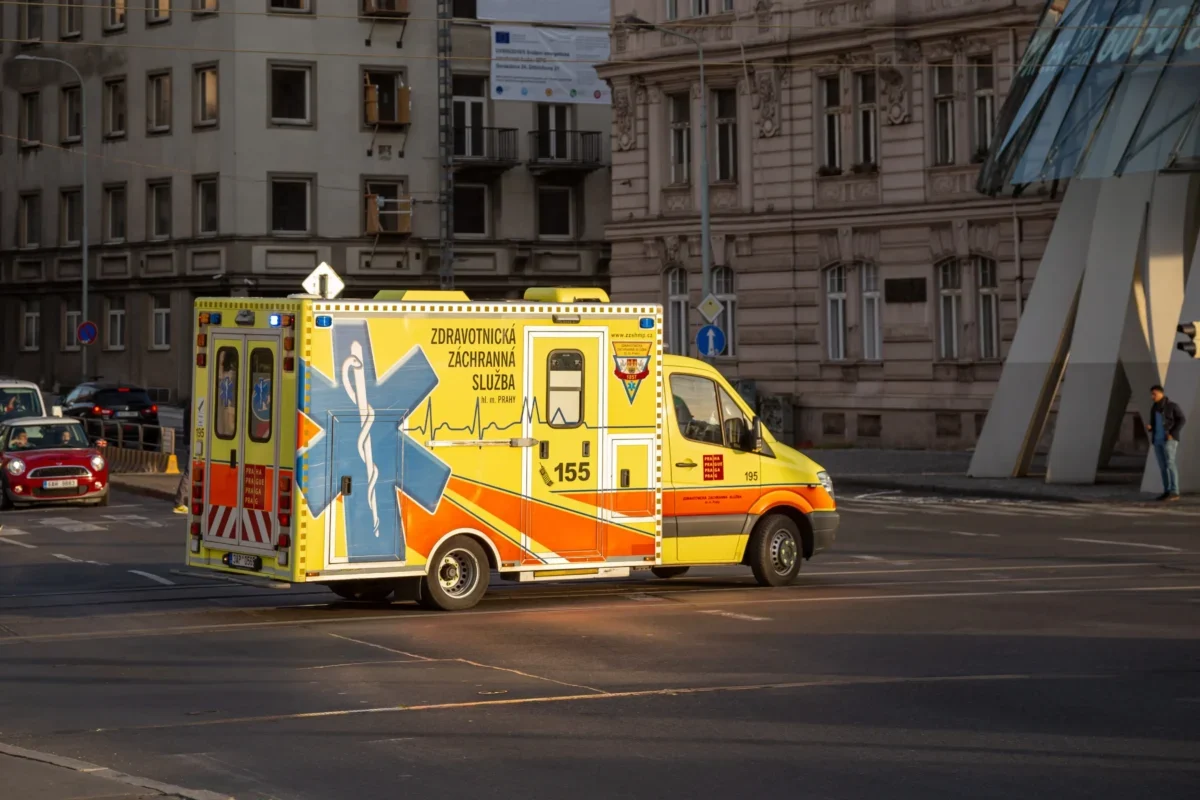 Sanitka na silnici