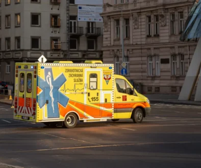 Sanitka na silnici