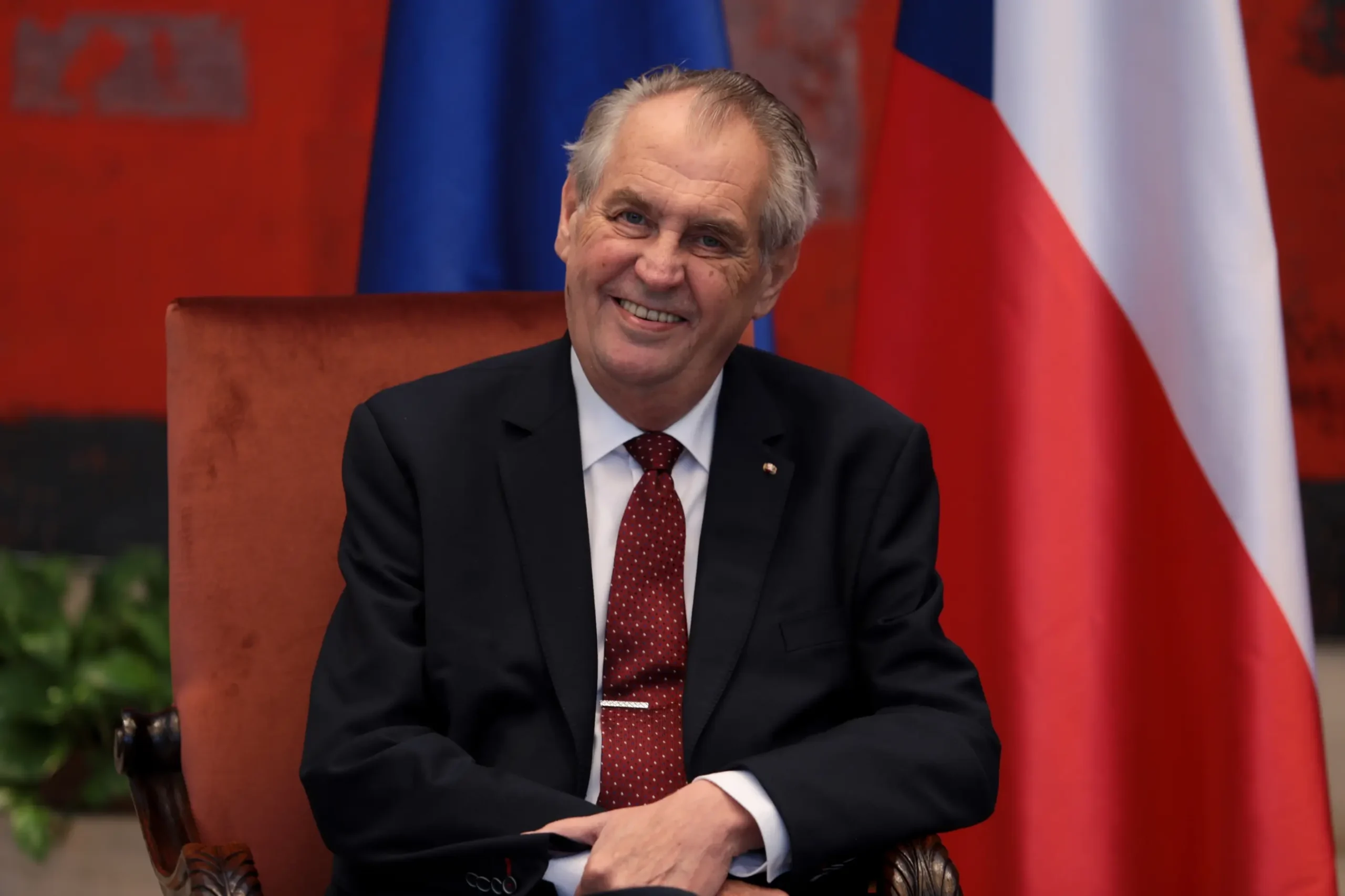 Miloš Zeman se směje.