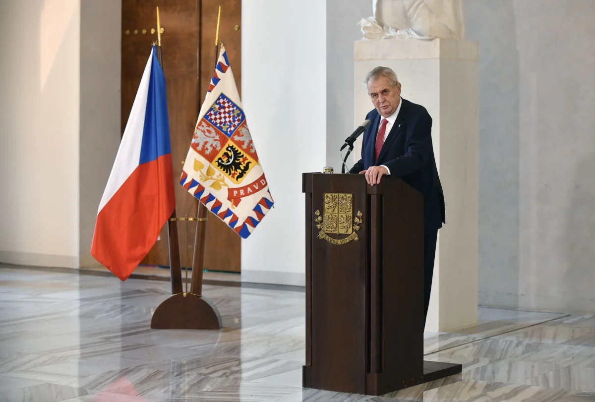 shutterstock_598705655-2 | TVGURU.cz Miloš Zeman mluví do mikrofonu.