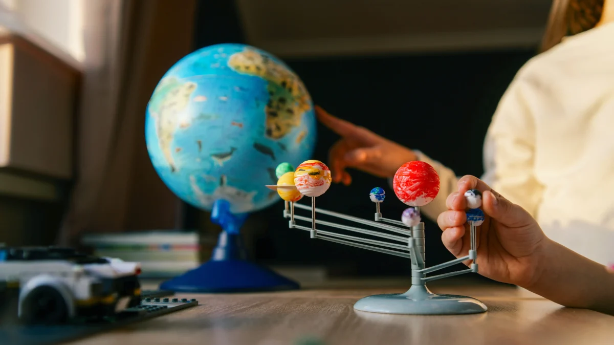 shutterstock_2744622633 1 | TVGURU.cz modely planet na stole