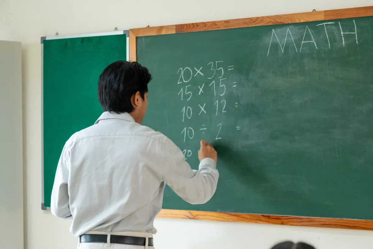 Kalkulátor má svou přezdívku i díky práci učitele matematiky. Zdroj: Shutterstock | TVGURU.cz Muž počítající u tabule