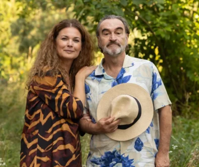 Žena před mužem drží klobouk.