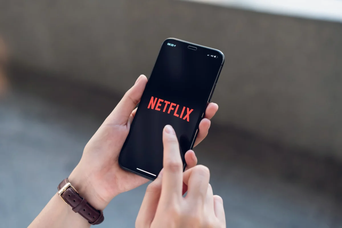 shutterstock_1315589777-2 | TVGURU.cz Člověk v ruce drží telefon s Netflixem.