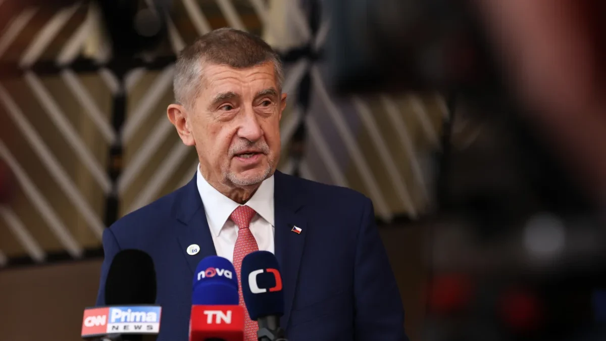 Andrej Babiš mluví do mikrofonu.