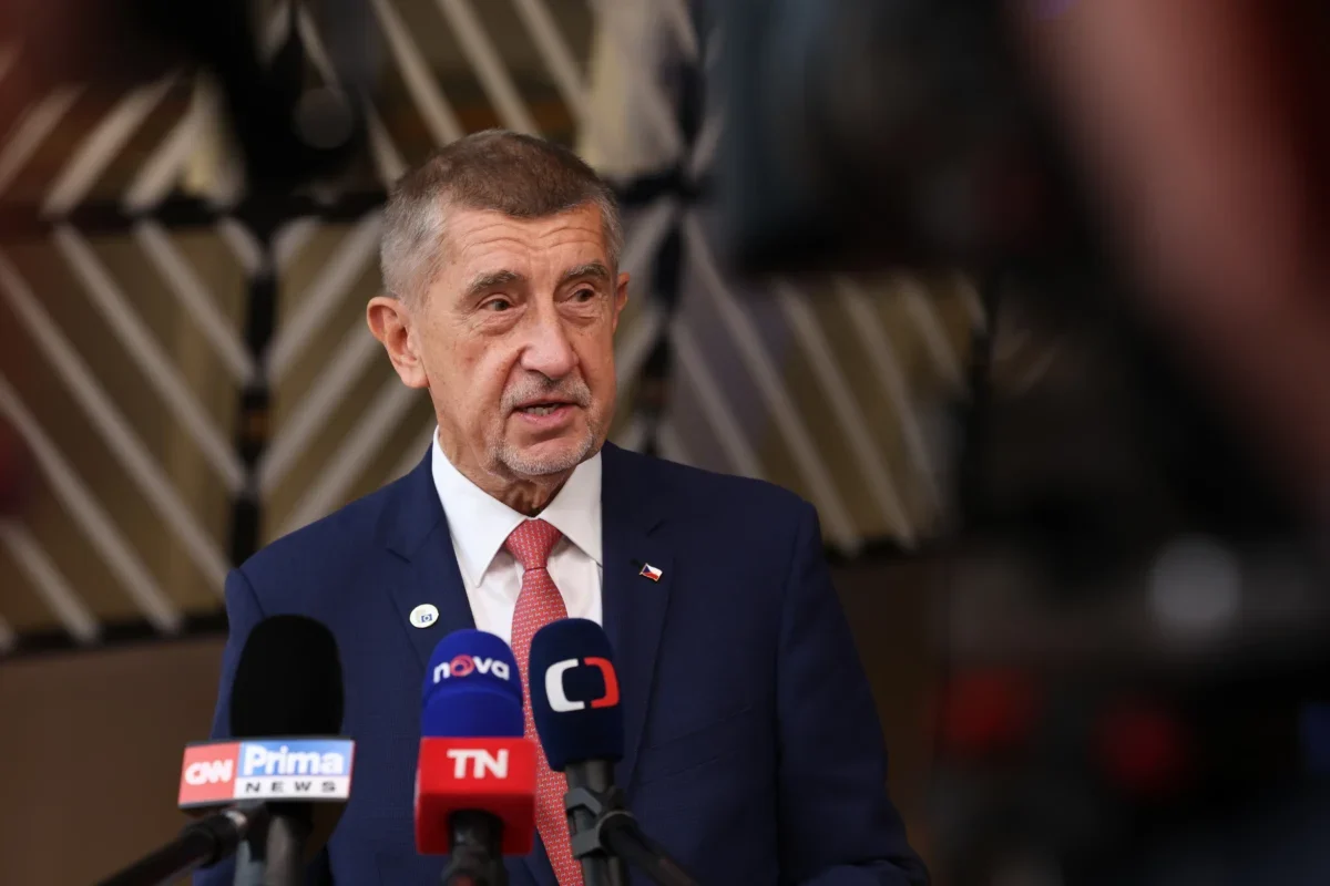 Andrej Babiš mluví do mikrofonu.