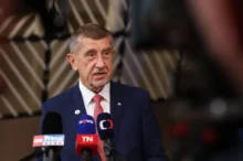 Andrej Babiš mluví do mikrofonu.