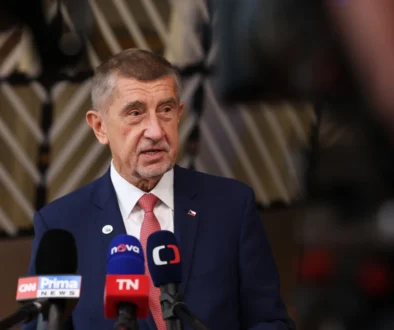 Andrej Babiš mluví do mikrofonu.