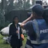 Žena před zpravodajskou kamerou v dešti