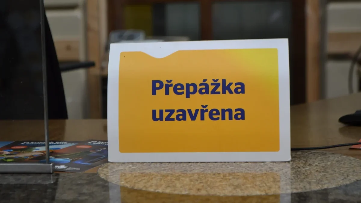 cedule s nápisem "přepážka uzavřena"