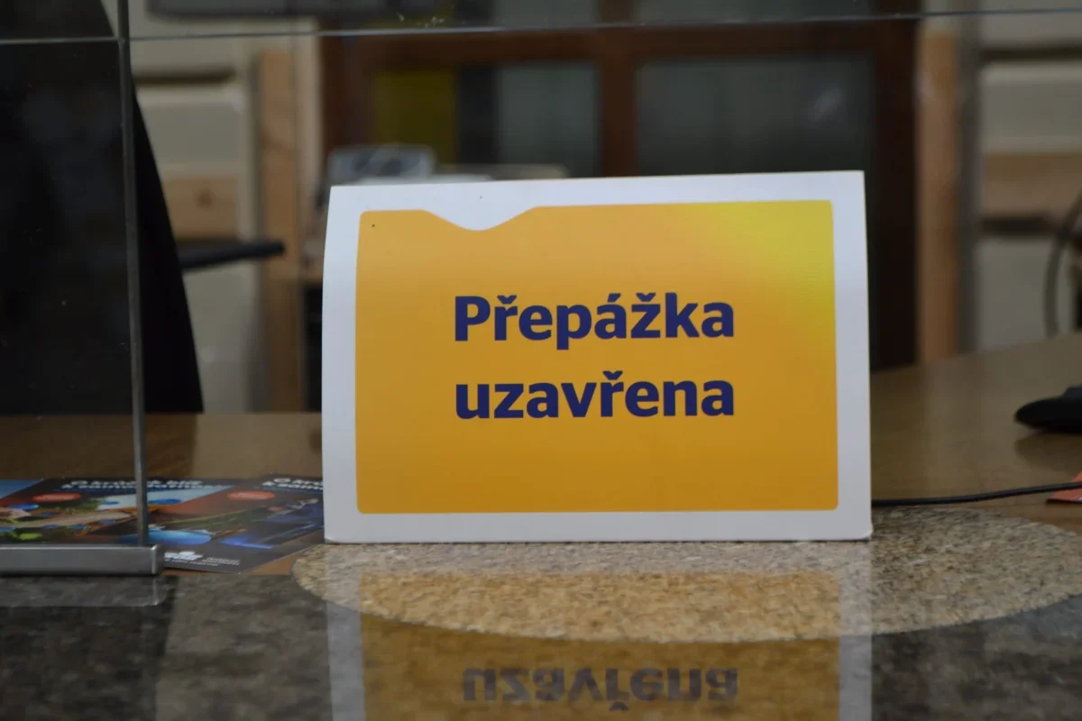 cedule s nápisem "přepážka uzavřena"